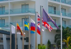 Σημαίες των διαφορετικών χωρών μπροστά από το ξενοδοχείο σε Ayia Napa στη Κύπρο στοκ φωτογραφία με δικαίωμα ελεύθερης χρήσης Σημαίες των διαφορετικών χωρών μπροστά από το ξενοδοχείο σε Ayia Napa στη Κύπρο στοκ φωτογραφία με δικαίωμα ελεύθερης χρήσης