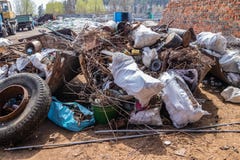 Σημείο αποκομιδής για το παλιοσίδερο, απόβλητα πολιτισμού στοκ εικόνα Σημείο αποκομιδής για το παλιοσίδερο, απόβλητα πολιτισμού στοκ εικόνα