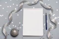 Σημειωματάριο με τη μάνδρα και τη διακόσμηση Χριστουγέννων, σφαίρες, snowflakes διάστημα αντιγράφων διαστημικό κείμενό σας E στοκ εικόνες Σημειωματάριο με τη μάνδρα και τη διακόσμηση Χριστουγέννων, σφαίρες, snowflakes διάστημα αντιγράφων διαστημικό κείμενό σας E στοκ εικόνες