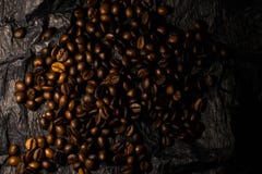 Σιτάρια καφέ σε ένα μαύρο υπόβαθρο στοκ εικόνες Σιτάρια καφέ σε ένα μαύρο υπόβαθρο στοκ εικόνες