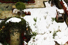 Σιωπηλό χειμερινό τοπίο στο σύνολο εγχώριων κήπων του άσπρου χιονιού στοκ φωτογραφία με δικαίωμα ελεύθερης χρήσης Σιωπηλό χειμερινό τοπίο στο σύνολο εγχώριων κήπων του άσπρου χιονιού στοκ φωτογραφία με δικαίωμα ελεύθερης χρήσης