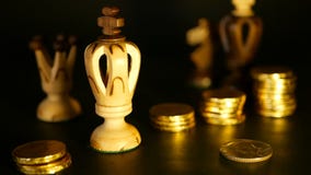 Σκάκι και σωρός των νομισμάτων στην έννοια των χρημάτων δύναμης ή αποταμίευσης χρημάτων, οικονομική αύξηση, επένδυση στρατηγικής, φιλμ μικρού μήκους Σκάκι και σωρός των νομισμάτων στην έννοια των χρημάτων δύναμης ή αποταμίευσης χρημάτων, οικονομική αύξηση, επένδυση στρατηγικής, φιλμ μικρού μήκους