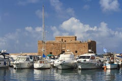 Σκάφη στο λιμένα στο υπόβαθρο του φρουρίου της Πάφος Κύπρος Στοκ εικόνα με δικαίωμα ελεύθερης χρήσης Σκάφη στο λιμένα στο υπόβαθρο του φρουρίου της Πάφος Κύπρος Στοκ εικόνα με δικαίωμα ελεύθερης χρήσης
