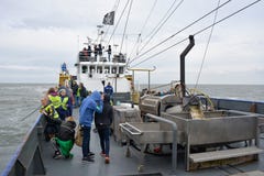 Σκάφος αλιείας γαρίδων στη θάλασσα με τα passangers τουριστών κατά τη διάρκεια του άσχημου καιρού στοκ εικόνα Σκάφος αλιείας γαρίδων στη θάλασσα με τα passangers τουριστών κατά τη διάρκεια του άσχημου καιρού στοκ εικόνα