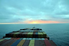 Σκάφος εμπορευματοκιβωτίων φορτίου που πλέει προς το ηλιοβασίλεμα στο Ειρηνικό Ωκεανό στοκ εικόνες Σκάφος εμπορευματοκιβωτίων φορτίου που πλέει προς το ηλιοβασίλεμα στο Ειρηνικό Ωκεανό στοκ εικόνες