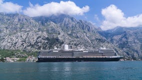 Σκάφος της γραμμής κρουαζιέρας στον αδριατικό ωκεανό ενάντια στοκ εικόνες Σκάφος της γραμμής κρουαζιέρας στον αδριατικό ωκεανό ενάντια στοκ εικόνες