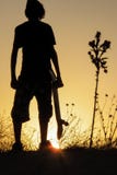 Σκέιτερ που προσέχει ένα όμορφο ηλιοβασίλεμα στοκ εικόνες με δικαίωμα ελεύθερης χρήσης Σκέιτερ που προσέχει ένα όμορφο ηλιοβασίλεμα στοκ εικόνες με δικαίωμα ελεύθερης χρήσης
