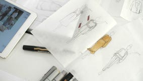 Σκίτσα των ενδυμάτων, που επισύρονται την προσοχή στα φύλλα του εγγράφου Σκίτσα των ενδυμάτων, που επισύρονται την προσοχή στα φύλλα του εγγράφου