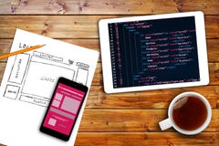 Σκίτσο ιστοχώρου wireframe και κώδικας προγραμματισμού στην ψηφιακή ταμπλέτα Σκίτσο ιστοχώρου wireframe και κώδικας προγραμματισμού στην ψηφιακή ταμπλέτα