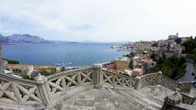 Σκαλοπάτια κάτω στην πόλη Gaeta στην Ιταλία Άποψη σχετικά με το λιμάνι και την ιταλική ακτή στοκ εικόνες Σκαλοπάτια κάτω στην πόλη Gaeta στην Ιταλία Άποψη σχετικά με το λιμάνι και την ιταλική ακτή στοκ εικόνες
