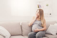 Σκεπτική έγκυος γυναίκα που ονειρεύεται για το παιδί στοκ φωτογραφία με δικαίωμα ελεύθερης χρήσης Σκεπτική έγκυος γυναίκα που ονειρεύεται για το παιδί στοκ φωτογραφία με δικαίωμα ελεύθερης χρήσης