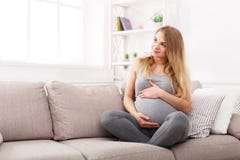 Σκεπτική έγκυος γυναίκα που ονειρεύεται για το παιδί στοκ φωτογραφία Σκεπτική έγκυος γυναίκα που ονειρεύεται για το παιδί στοκ φωτογραφία