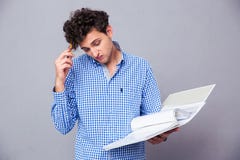 Σκεπτικοί μολύβι και φάκελλος εκμετάλλευσης ατόμων με το αρχείο Στοκ εικόνες με δικαίωμα ελεύθερης χρήσης Σκεπτικοί μολύβι και φάκελλος εκμετάλλευσης ατόμων με το αρχείο Στοκ εικόνες με δικαίωμα ελεύθερης χρήσης