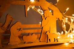 Σκηνή Nativity Χριστουγέννων του μωρού Ιησούς στη φάτνη με τη Mary και του Joseph στη σκιαγραφία που περιβάλλεται από τα ζώα στοκ φωτογραφίες Σκηνή Nativity Χριστουγέννων του μωρού Ιησούς στη φάτνη με τη Mary και του Joseph στη σκιαγραφία που περιβάλλεται από τα ζώα στοκ φωτογραφίες