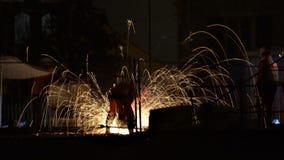 Σκηνή νύχτας στο σιδηρόδρομο νυχτερινούς εργάτες που περιβάλλονται που παρουσιάζει από τους σπινθήρες στοκ εικόνα με δικαίωμα ελεύθερης χρήσης Σκηνή νύχτας στο σιδηρόδρομο νυχτερινούς εργάτες που περιβάλλονται που παρουσιάζει από τους σπινθήρες στοκ εικόνα με δικαίωμα ελεύθερης χρήσης