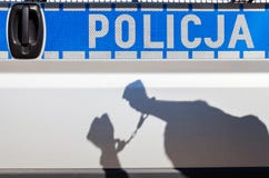 Σκιά ενός ατόμου στις χειροπέδες σε ένα περιπολικό της Αστυνομίας. στοκ εικόνες Σκιά ενός ατόμου στις χειροπέδες σε ένα περιπολικό της Αστυνομίας. στοκ εικόνες