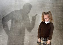 Σκιά πατέρων ή δασκάλων που κραυγάζειη την επίπληξη νέο γλυκό λ στοκ φωτογραφίες Σκιά πατέρων ή δασκάλων που κραυγάζειη την επίπληξη νέο γλυκό λ στοκ φωτογραφίες