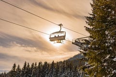 Σκιέρ chairlift σκι στο υπόβαθρο του ήλιου και ενός μπλε ουρανού στοκ φωτογραφίες με δικαίωμα ελεύθερης χρήσης Σκιέρ chairlift σκι στο υπόβαθρο του ήλιου και ενός μπλε ουρανού στοκ φωτογραφίες με δικαίωμα ελεύθερης χρήσης
