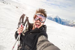 Σκιέρ Handome στο χιόνι που παίρνει ένα selfie σε ένα βουνό στοκ φωτογραφίες Σκιέρ Handome στο χιόνι που παίρνει ένα selfie σε ένα βουνό στοκ φωτογραφίες