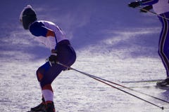 Σκιέρ που κάνει σκι προς τα κάτω κατά τη διάρκεια της ηλιόλουστης ημέρας στα υψηλά βουνά στοκ φωτογραφία με δικαίωμα ελεύθερης χρήσης Σκιέρ που κάνει σκι προς τα κάτω κατά τη διάρκεια της ηλιόλουστης ημέρας στα υψηλά βουνά στοκ φωτογραφία με δικαίωμα ελεύθερης χρήσης
