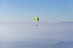 Σκιαγραφία Paraglide επάνω από τη misty κοιλάδα Στοκ φωτογραφία με δικαίωμα ελεύθερης χρήσης Σκιαγραφία Paraglide επάνω από τη misty κοιλάδα Στοκ φωτογραφία με δικαίωμα ελεύθερης χρήσης