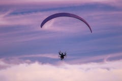 Σκιαγραφία Paraglide που πετά με το μηχανοποιημένο πανί στοκ φωτογραφία Σκιαγραφία Paraglide που πετά με το μηχανοποιημένο πανί στοκ φωτογραφία