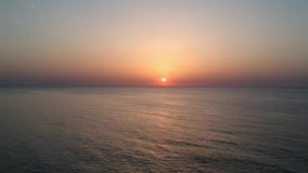 Σκιαγραφία ενός κοριτσιού που κοιτάζει προς τον ορίζοντα, που κάθεται στις πέτρες ακτών απόθεμα βίντεο Σκιαγραφία ενός κοριτσιού που κοιτάζει προς τον ορίζοντα, που κάθεται στις πέτρες ακτών απόθεμα βίντεο