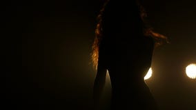 Σκιαγραφία ενός κοριτσιού που χορεύει στα φω'τα υποβάθρου κίνηση αργή φιλμ μικρού μήκους Σκιαγραφία ενός κοριτσιού που χορεύει στα φω'τα υποβάθρου κίνηση αργή φιλμ μικρού μήκους