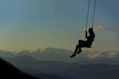 Σκιαγραφία - νέο κορίτσι που ταλαντεύεται στο ηλιοβασίλεμα στοκ φωτογραφία Σκιαγραφία - νέο κορίτσι που ταλαντεύεται στο ηλιοβασίλεμα στοκ φωτογραφία