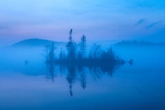 Σκιαγραφία νησιών misty σε έναν πρόσφατο στοκ φωτογραφία με δικαίωμα ελεύθερης χρήσης Σκιαγραφία νησιών misty σε έναν πρόσφατο στοκ φωτογραφία με δικαίωμα ελεύθερης χρήσης