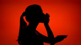 Σκιαγραφία της γυναίκας με το φλιτζάνι του καφέ στο κόκκινο υπόβαθρο Θηλυκό πρόσωπο ` s στον καφέ κατανάλωσης σχεδιαγράμματος απόθεμα βίντεο Σκιαγραφία της γυναίκας με το φλιτζάνι του καφέ στο κόκκινο υπόβαθρο Θηλυκό πρόσωπο ` s στον καφέ κατανάλωσης σχεδιαγράμματος απόθεμα βίντεο
