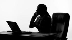 Σκιαγραφία της ενοχλημένης επιχειρηματία που μιλά στο τηλέφωνο, που υποστηρίζει με τους συνεργάτες απόθεμα βίντεο Σκιαγραφία της ενοχλημένης επιχειρηματία που μιλά στο τηλέφωνο, που υποστηρίζει με τους συνεργάτες απόθεμα βίντεο
