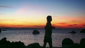 Σκιαγραφία της τρέχοντας κατάρτισης νεαρών άνδρων στο ηλιοβασίλεμα παραλιών κίνηση αργή 1920x1080 φιλμ μικρού μήκους Σκιαγραφία της τρέχοντας κατάρτισης νεαρών άνδρων στο ηλιοβασίλεμα παραλιών κίνηση αργή 1920x1080 φιλμ μικρού μήκους