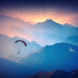 Σκιαγραφία του paraglide στοκ εικόνες Σκιαγραφία του paraglide στοκ εικόνες