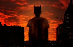 Σκιαγραφία του διαβόλου στο υπόβαθρο του κόκκινου αιματηρού ουρανού στοκ φωτογραφία με δικαίωμα ελεύθερης χρήσης Σκιαγραφία του διαβόλου στο υπόβαθρο του κόκκινου αιματηρού ουρανού στοκ φωτογραφία με δικαίωμα ελεύθερης χρήσης