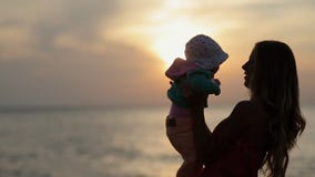 Σκιαγραφία του μικρού παιδιού εκμετάλλευσης μητέρων σε ετοιμότητα Σκιαγραφία του μικρού παιδιού εκμετάλλευσης μητέρων σε ετοιμότητα