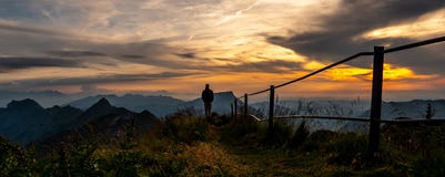 σκιαγραφία τύπων που προσέχει στην άποψη πανοράματος από την κορυφή του βουνού στη λίμνη κατά τη διάρκεια του ηλιοβασιλέματος, br στοκ εικόνες με δικαίωμα ελεύθερης χρήσης σκιαγραφία τύπων που προσέχει στην άποψη πανοράματος από την κορυφή του βουνού στη λίμνη κατά τη διάρκεια του ηλιοβασιλέματος, br στοκ εικόνες με δικαίωμα ελεύθερης χρήσης