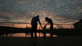 Σκιαγραφίες της ευτυχούς οικογένειας που περπατά μαζί στο ηλιοβασίλεμα Σκιαγραφίες της ευτυχούς οικογένειας που περπατά μαζί στο ηλιοβασίλεμα