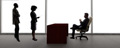 Σκιαγραφίες των θηλυκών δραστών σε μια ακρόαση με έναν πετώντας διευθυντή στοκ εικόνες Σκιαγραφίες των θηλυκών δραστών σε μια ακρόαση με έναν πετώντας διευθυντή στοκ εικόνες