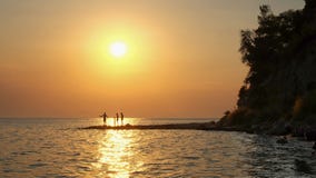 Σκιαγραφίες των ψαράδων που αλιεύουν στην παραλία στοκ φωτογραφίες με δικαίωμα ελεύθερης χρήσης Σκιαγραφίες των ψαράδων που αλιεύουν στην παραλία στοκ φωτογραφίες με δικαίωμα ελεύθερης χρήσης