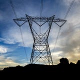 Σκιαγραφημένο ηλεκτροφόρο καλώδιο ενάντια σε έναν απέραντο νεφελώδη ουρανό στοκ εικόνα Σκιαγραφημένο ηλεκτροφόρο καλώδιο ενάντια σε έναν απέραντο νεφελώδη ουρανό στοκ εικόνα