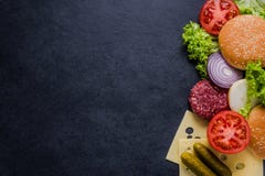 Σκοτεινές επιλογές εστιατορίων, burger συστατικά και διάστημα αντιγράφων στοκ εικόνες με δικαίωμα ελεύθερης χρήσης Σκοτεινές επιλογές εστιατορίων, burger συστατικά και διάστημα αντιγράφων στοκ εικόνες με δικαίωμα ελεύθερης χρήσης