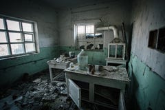 Σκοτεινό ανατριχιαστικό εγκαταλειμμένο χημικό εργαστήριο, σπασμένα γυαλικά στοκ φωτογραφία Σκοτεινό ανατριχιαστικό εγκαταλειμμένο χημικό εργαστήριο, σπασμένα γυαλικά στοκ φωτογραφία