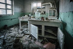 Σκοτεινό ανατριχιαστικό εγκαταλειμμένο χημικό εργαστήριο, σπασμένα γυαλικά στοκ εικόνα με δικαίωμα ελεύθερης χρήσης Σκοτεινό ανατριχιαστικό εγκαταλειμμένο χημικό εργαστήριο, σπασμένα γυαλικά στοκ εικόνα με δικαίωμα ελεύθερης χρήσης
