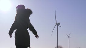 Σκοτεινός αριθμός του θηλυκού πλησίον στο σταθμό αιολικής ενέργειας που περιστρέφει στον ήλιο φιλμ μικρού μήκους Σκοτεινός αριθμός του θηλυκού πλησίον στο σταθμό αιολικής ενέργειας που περιστρέφει στον ήλιο φιλμ μικρού μήκους