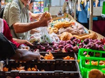 Σκουριασμένη αγορά στους στο κέντρο της πόλης τύμβους στοκ εικόνα με δικαίωμα ελεύθερης χρήσης Σκουριασμένη αγορά στους στο κέντρο της πόλης τύμβους στοκ εικόνα με δικαίωμα ελεύθερης χρήσης