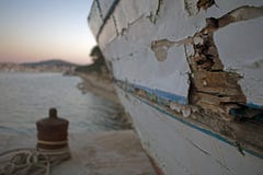Σκουριασμένη παλαιά βάρκα με την αποφλοίωση χρωμάτων στοκ εικόνες με δικαίωμα ελεύθερης χρήσης Σκουριασμένη παλαιά βάρκα με την αποφλοίωση χρωμάτων στοκ εικόνες με δικαίωμα ελεύθερης χρήσης
