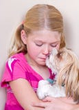 Σκυλί που γλείφει childs το πρόσωπο στοκ εικόνα Σκυλί που γλείφει childs το πρόσωπο στοκ εικόνα