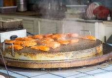 Σολομός που ψήνει στη σχάρα στο εστιατόριο στοκ εικόνα με δικαίωμα ελεύθερης χρήσης Σολομός που ψήνει στη σχάρα στο εστιατόριο στοκ εικόνα με δικαίωμα ελεύθερης χρήσης