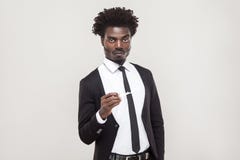 Σοβαρά ο επιχειρηματίας afro που εξετάζει τη κάμερα και περιμένει στοκ φωτογραφία με δικαίωμα ελεύθερης χρήσης Σοβαρά ο επιχειρηματίας afro που εξετάζει τη κάμερα και περιμένει στοκ φωτογραφία με δικαίωμα ελεύθερης χρήσης